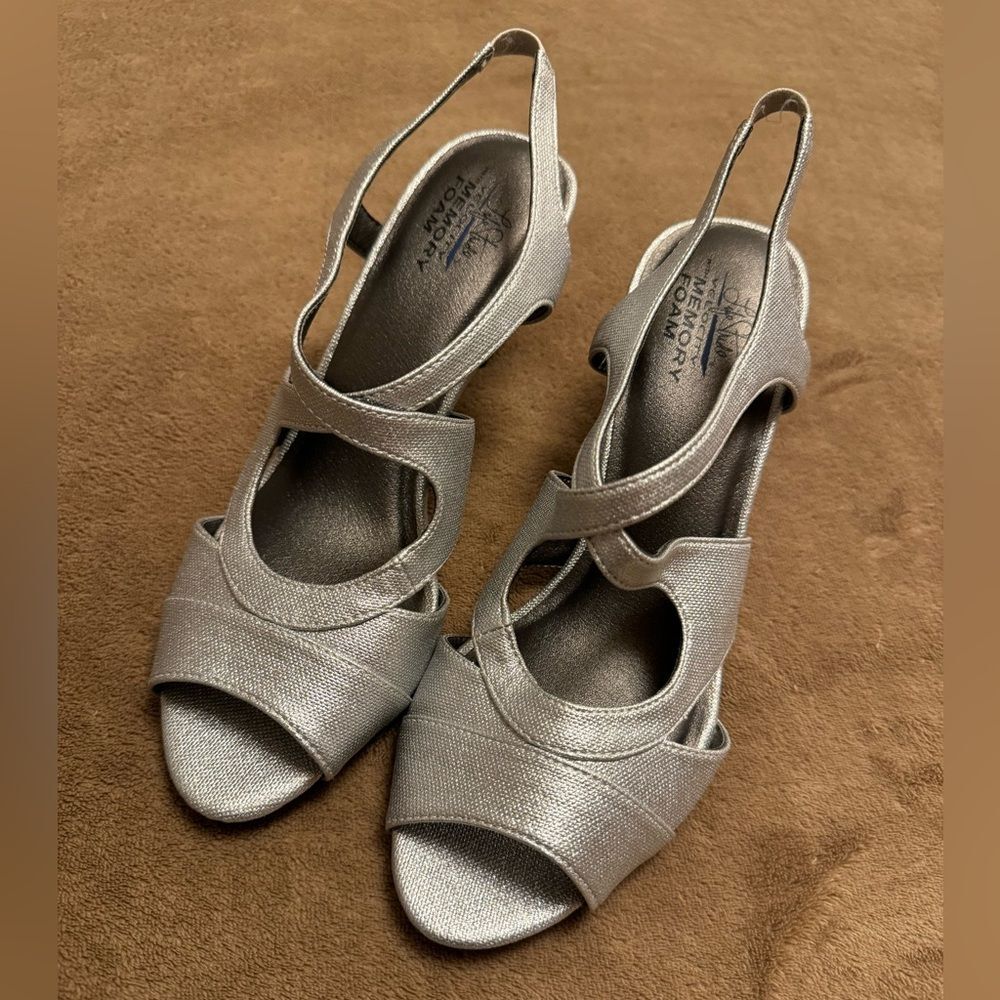 Life Stride Silver Heels Velocity with Memory Foam Women’s Size 7.5